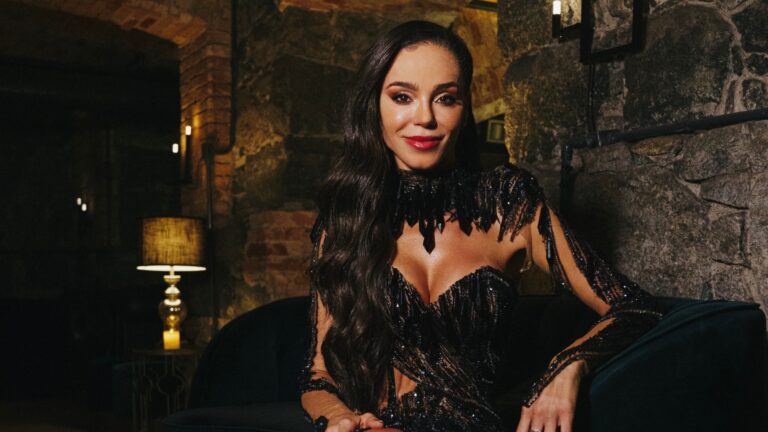 Entre brindes e reencontros, Janine Araújo comemora aniversário em grande estilo