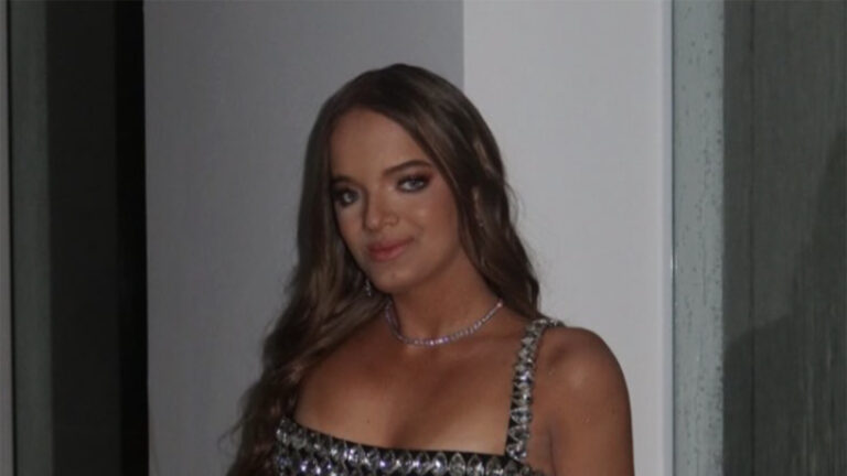 Aos 16 anos, Rafaella Justus surge toda produzida para sua estreia na Sapucaí