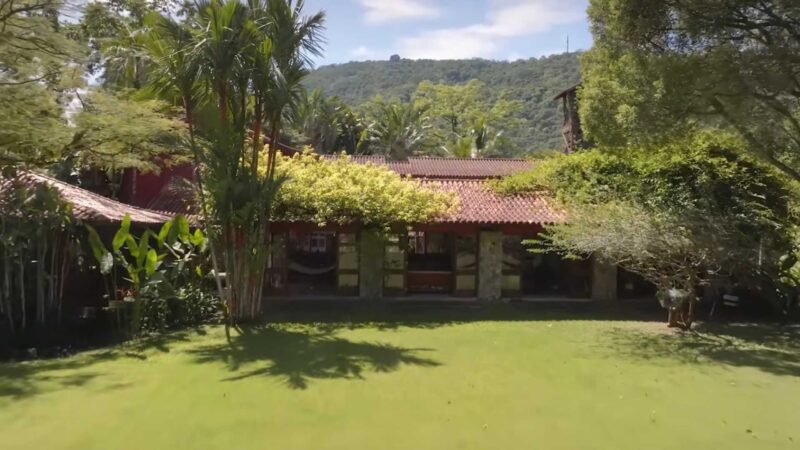 Milionária, atriz da Globo é proprietária de mansão com decoração no estilo brasileiro