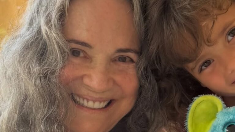 Regina Duarte posta foto encantadora com a neta: ‘Carinha da vovó’