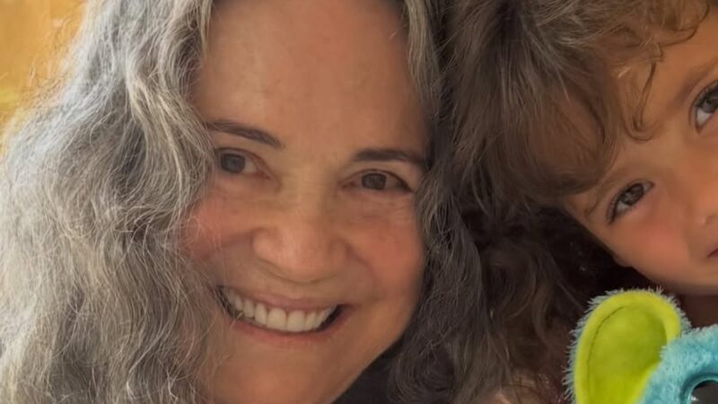 Regina Duarte posta foto encantadora com a neta: ‘Carinha da vovó’