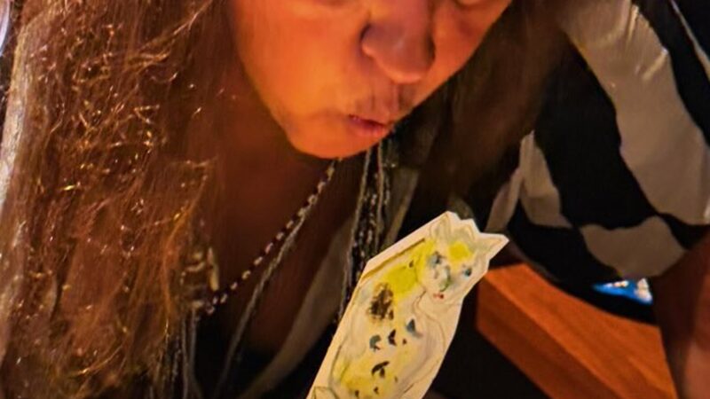 Aos 72 anos, apresentadora faz festa de aniversário com bolo diferentão e jantar sofisticado