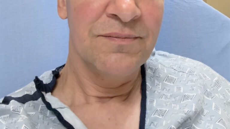 Cantor gospel sofre acidente doméstico e é levado ao hospital após sentir muita dor