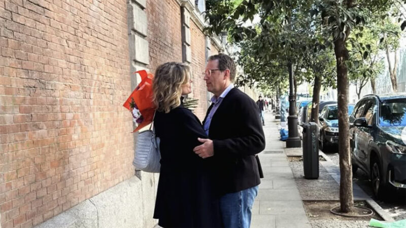 Aos 51 anos, ex-apresentadora do GNT faz rara aparição com o marido jornalista em novas fotos: ‘Gato’