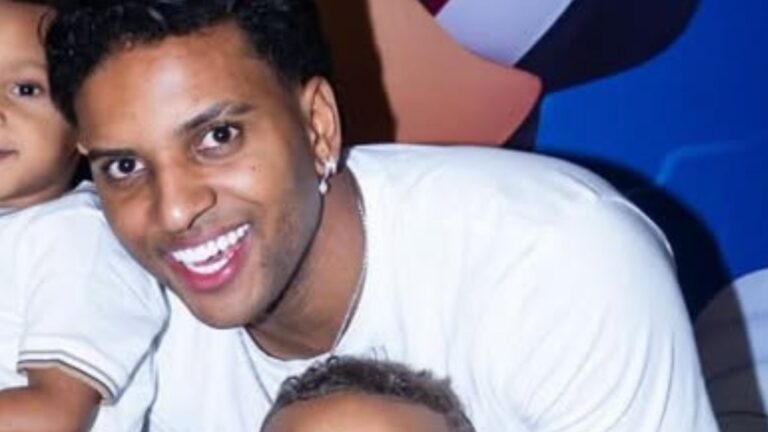 Rodrygo Goes mostra fotos raríssimas com os filhos gêmeos: ‘Minhas cópias’