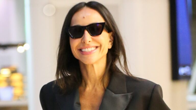 Sabrina Sato chama atenção em aeroporto com bolsa de grife avaliada em mais de R$ 160 mil