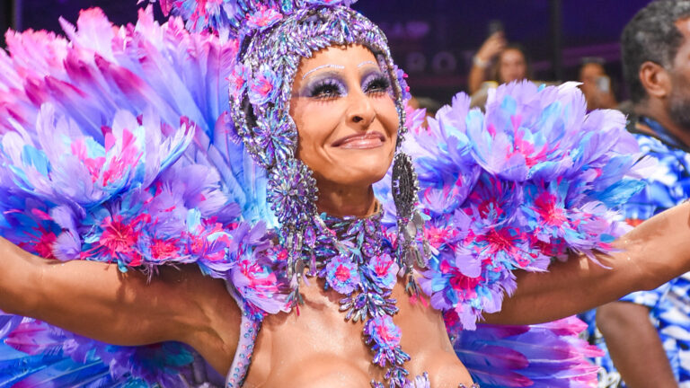Sabrina Sato impressiona ao desfilar com fantasia minúscula para a Gaviões da Fiel