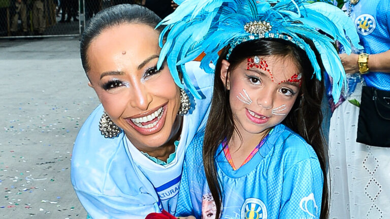 Filha de Sabrina Sato brilha ao participar de desfile de escola de samba mirim no RJ