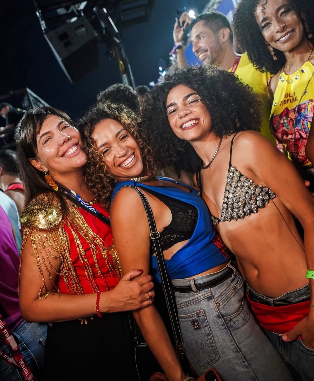 Samantha Jones e Lorena Lima com amigos no Carnaval - Foto: Reprodução / Instagram @samanthajonesla