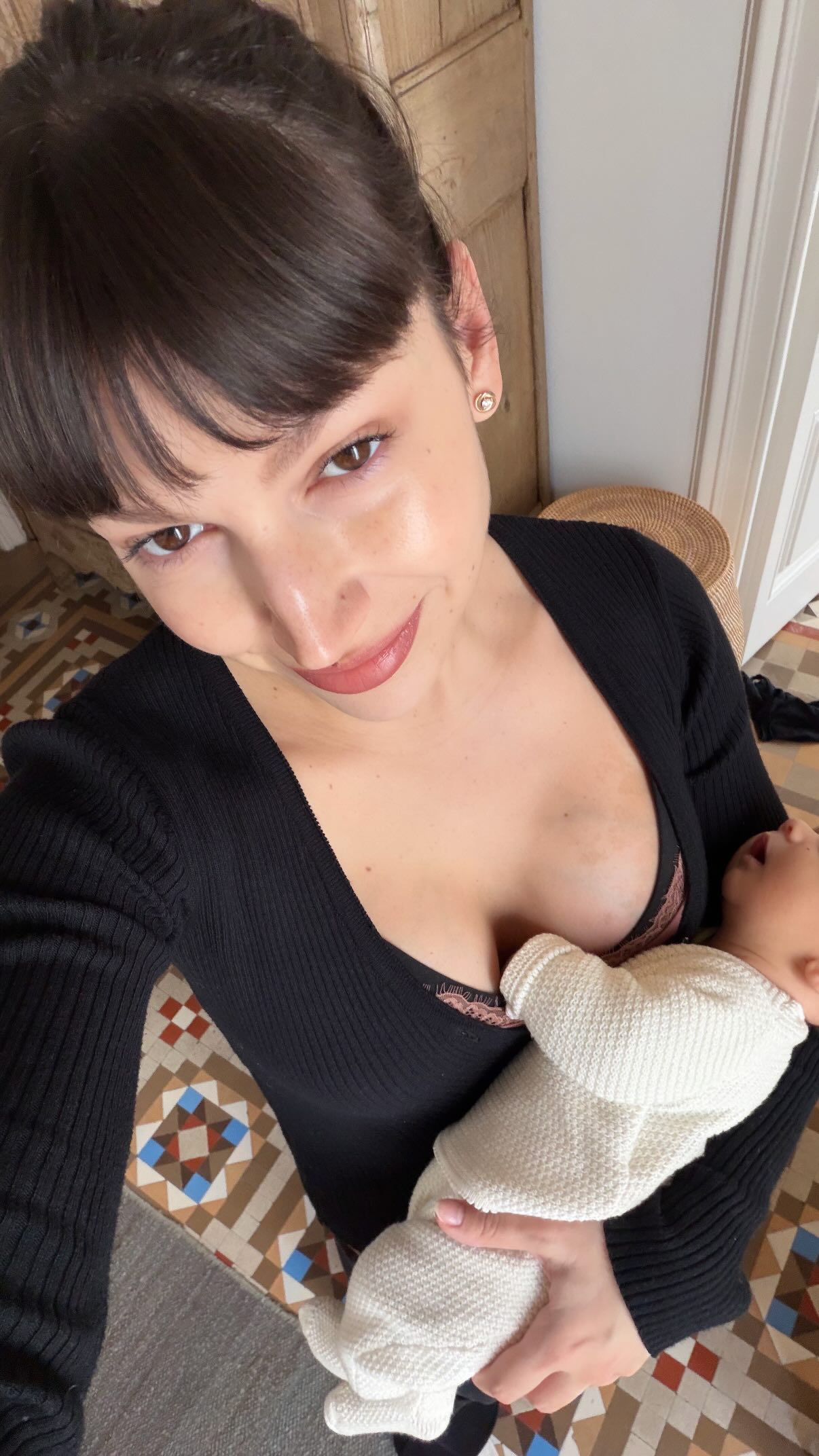 Úrsula Corberó com o filho - Foto: Reprodução / Instagram @ursulolita