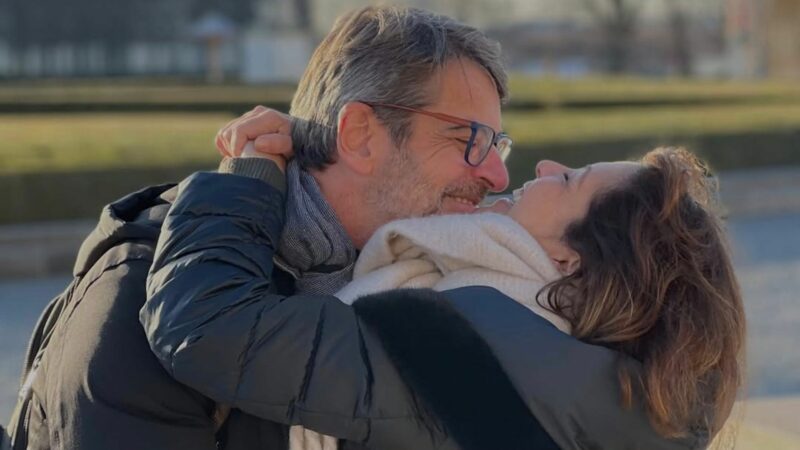 Aos 51 anos, escritora famosa faz anúncio curioso sobre o fim de seu casamento: ‘Em paz’