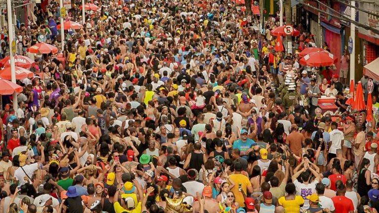 Aos 67 anos, ídolo do axé-music arrasta multidão no Carnaval de rua em Salvador