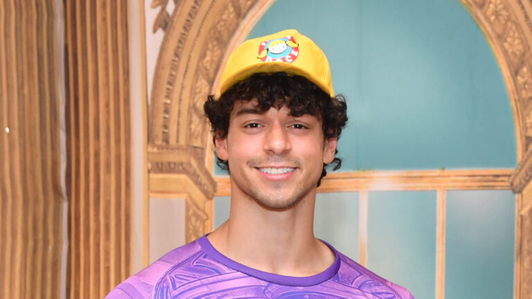 Musculoso, filho de Carla Perez de 22 anos exibe boa forma com look justo no Carnaval