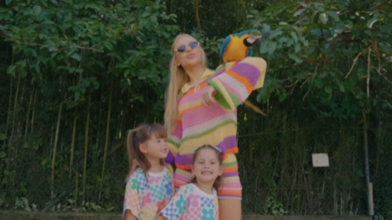 Virginia pega emprestado item de luxo de Maria Flor