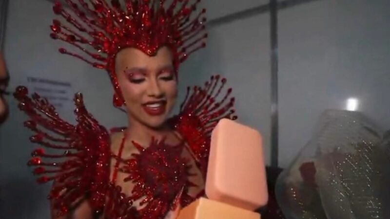 Antes de desfile, Virginia recebeu ligação e ganhou presente de R$ 11 mil de Vini Jr.