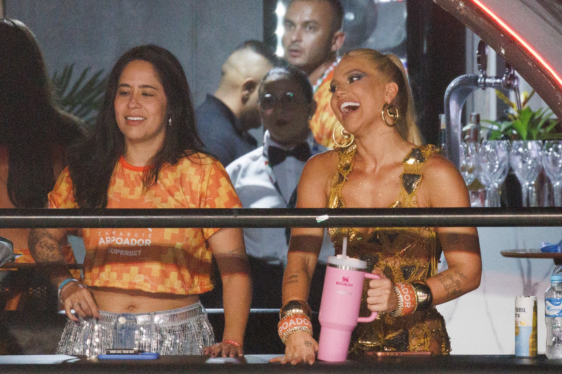 Virginia Fonseca com a ex-cunhada, Monyque Isabella, na Sapucaí - Foto: Brazil News