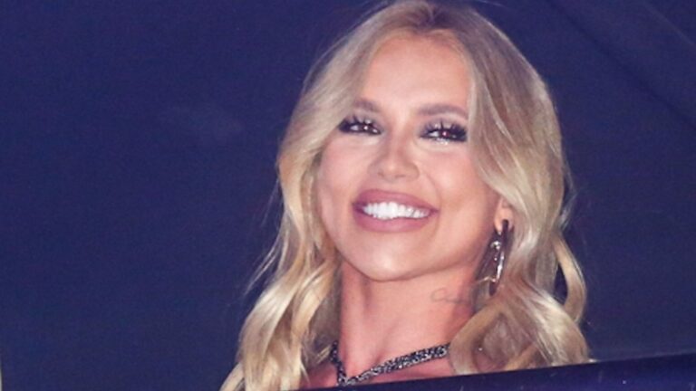 Virginia brilha com look de esferas prateadas para Desfile das Campeãs na Sapucaí