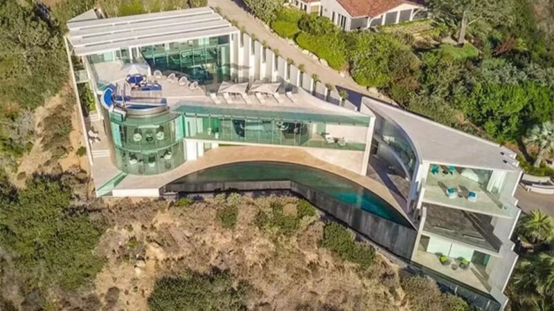 Aos 45 anos, cantora milionária vive em mansão à beira de penhasco com vista para o Oceano Pacífico