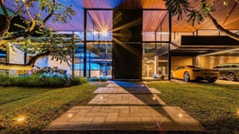 Aos 31 anos, influenciadora vive em mansão de R$ 18 milhões com aquário de 7 mil litros e haras