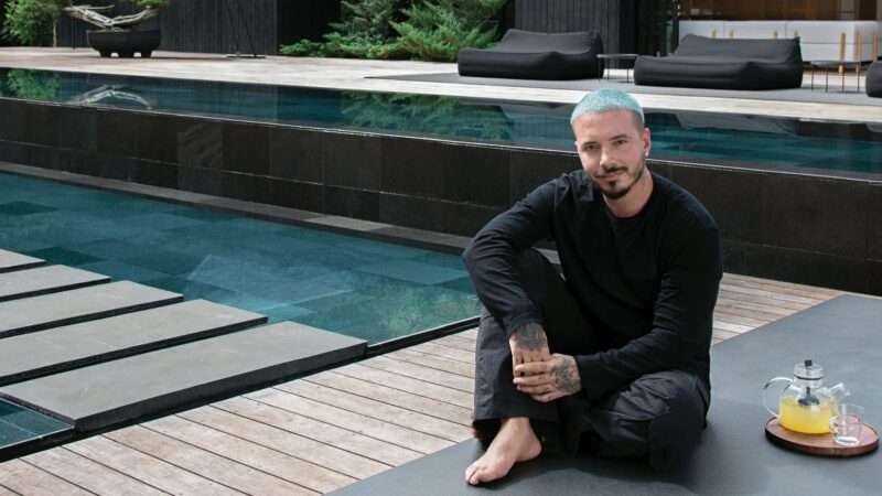 Aos 40 anos, astro do reggaeton vive em mansão de R$ 16 milhões que parece um templo