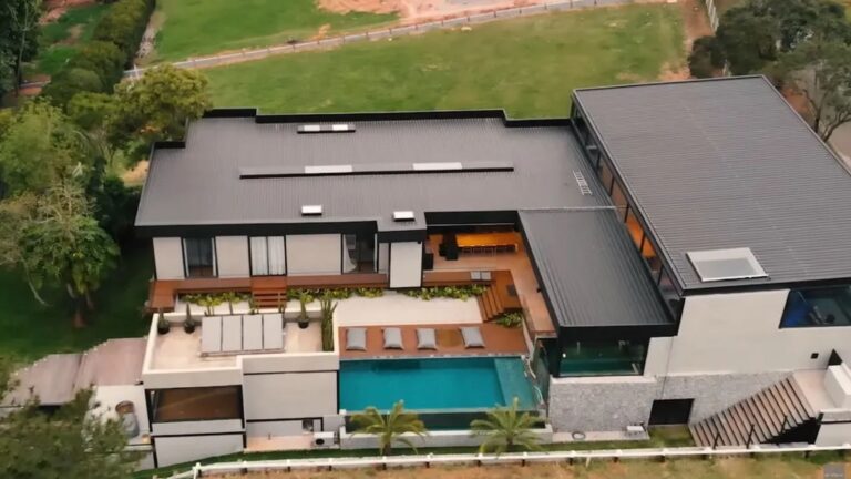 Aos 31, ex-BBB é dona de mansão avaliada em R$ 18 milhões com academia privada na Granja Viana