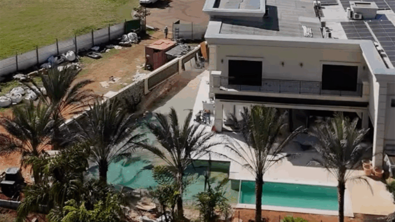 Aos 37 anos, cantor milionário aposta em mansão com lago artificial e clima de natureza