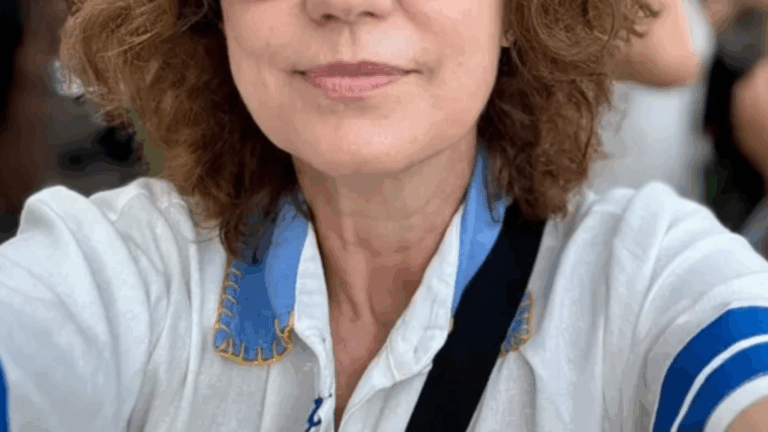 Quem é a atriz brasileira de 62 anos que raspou o cabelo e venceu o câncer?