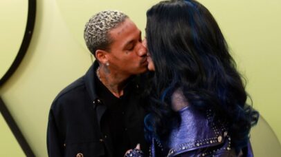 Cher e o namorado, Alexander Edwards, são os famosos mencionados no texto — Foto: Getty Images