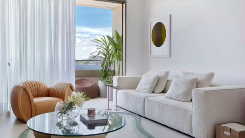 Atriz da Globo vive em apartamento de 140 m² com vista para cartão-postal do Rio