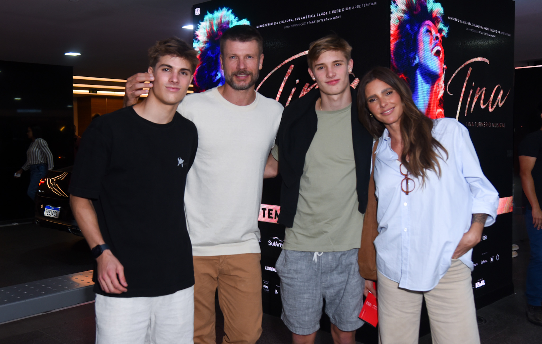 Rodrigo Hilbert e Fernanda Lima com os filhos gêmeos