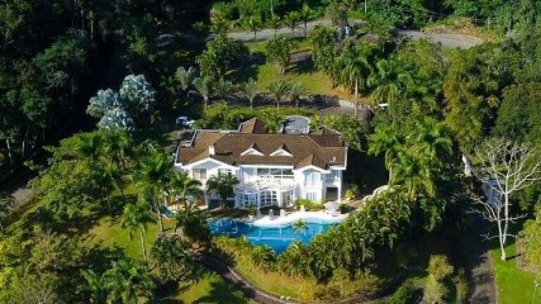 Com salário de R$ 98 milhões, jogador é dono de mansão com vista para o mar em Mangaratiba