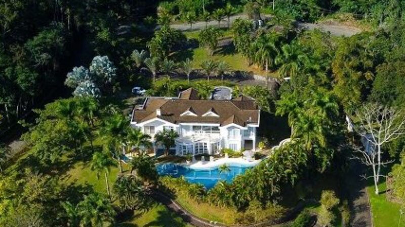 Com salário de R$ 98 milhões, jogador é dono de mansão com vista para o mar em Mangaratiba
