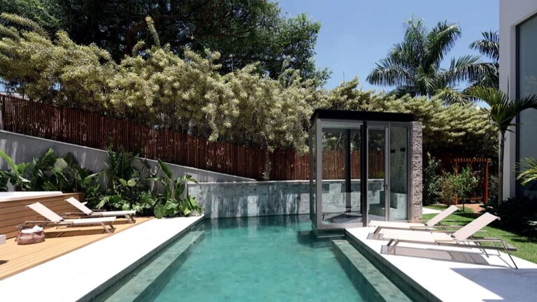 Aos 36 anos, jogador tem mansão de 730 m² com escada escultural e piscina de pedras balinesas em Alphaville