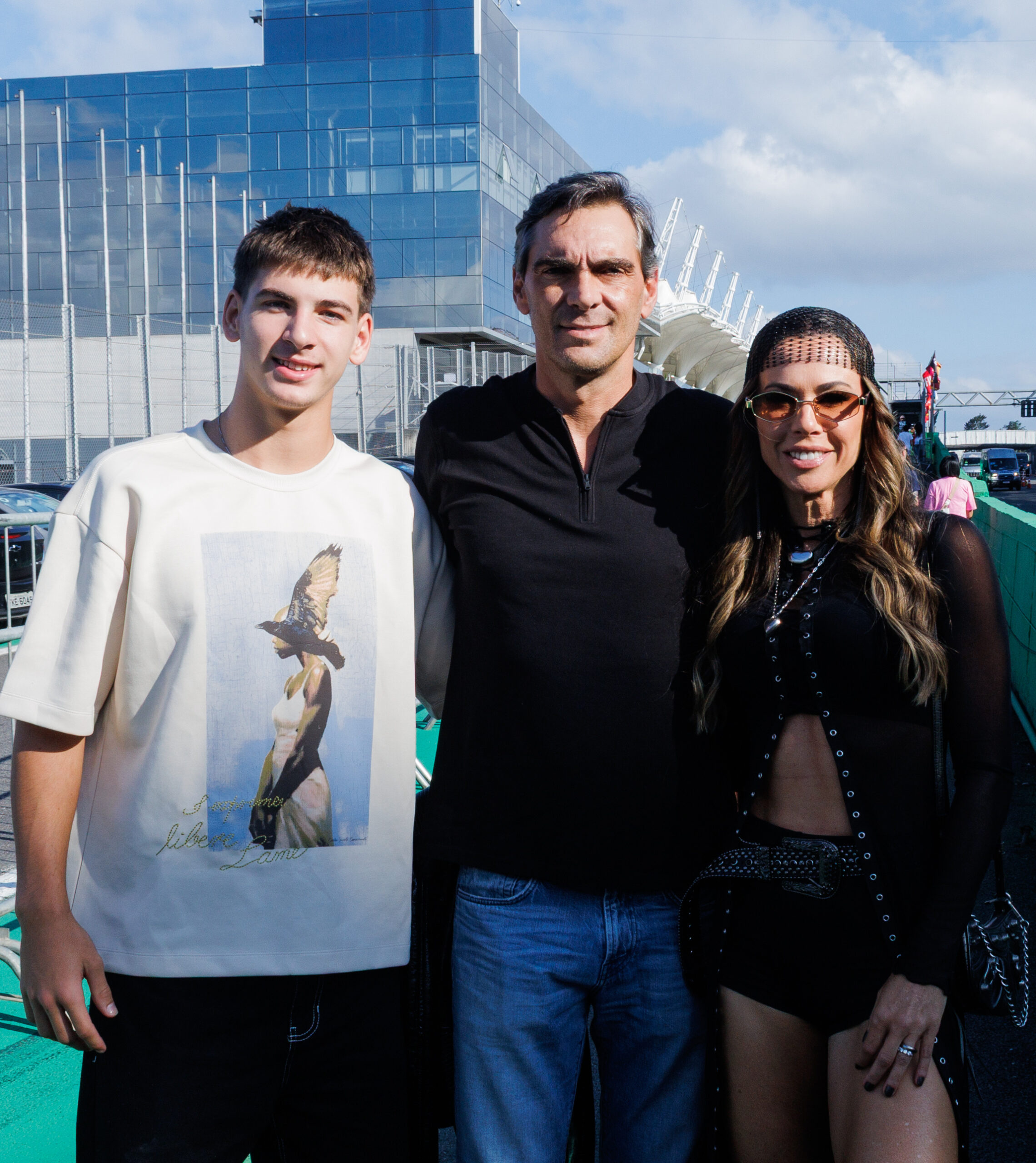 Giba com o filho e a esposa - Foto: Clayton Felizardo / Brazilnews