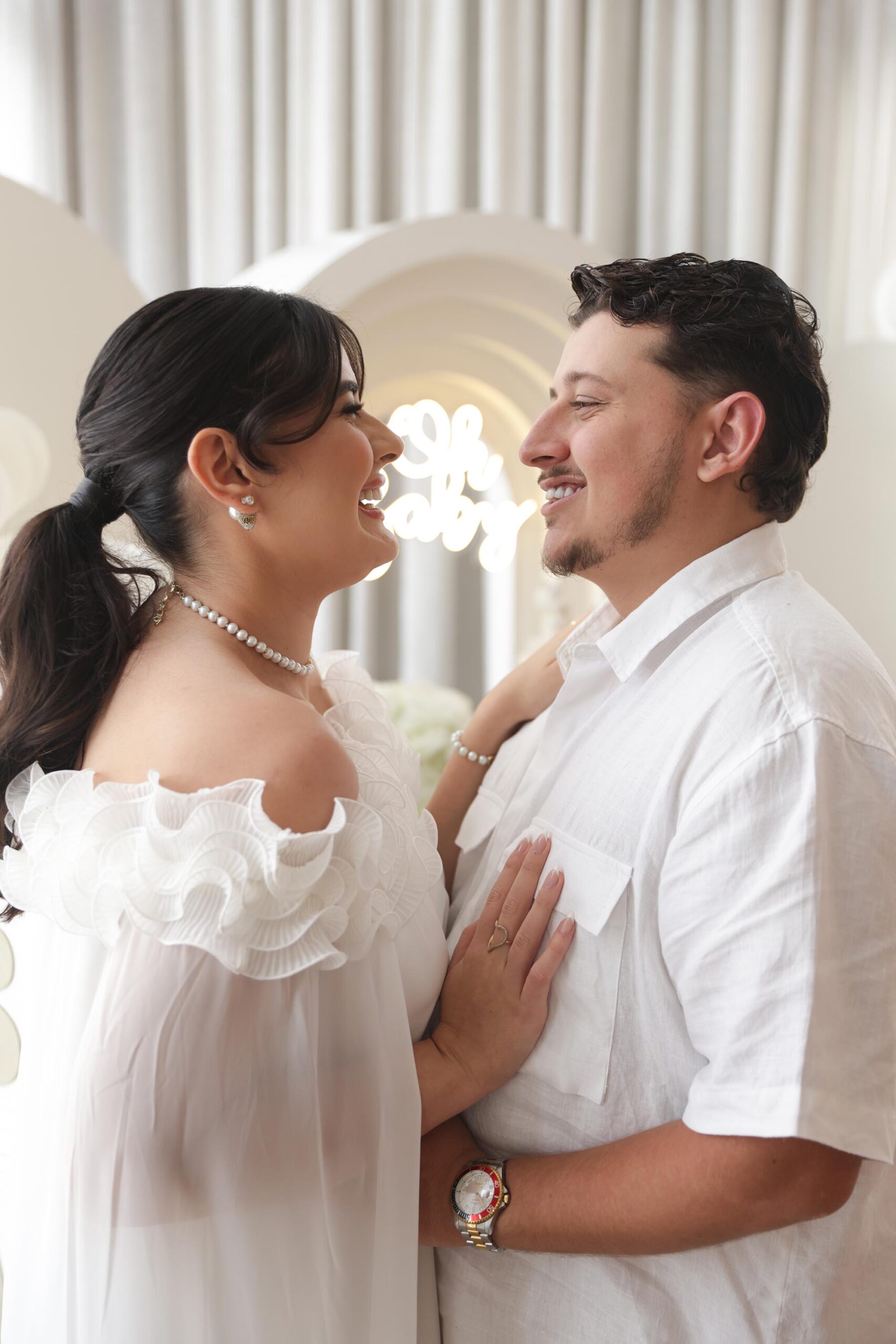 O cantor gospel Victin e a esposa, Giovanna Odriozola, revelam que vão ter a primeira filha - Foto: Trumpas