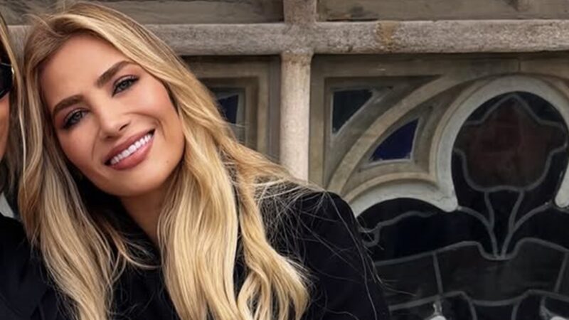 Aos 32 anos, filha de Leonardo chama atenção em fotos raras com a mãe: ‘Lindíssimas’