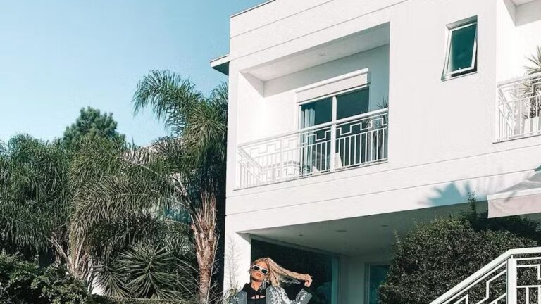 Aos 27 anos, cantora tem mansão luxuosa de 650 m² em Alphaville, avaliada por cerca de R$ 4 milhões