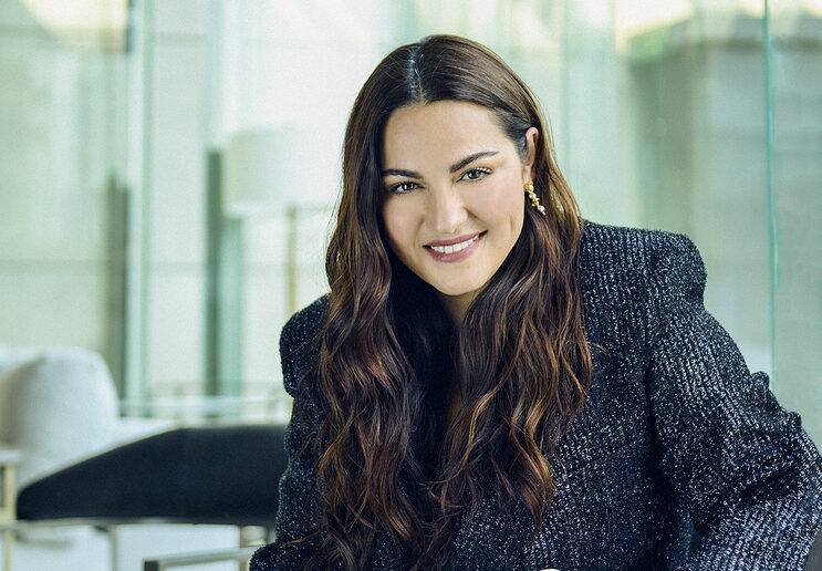 Aos 43, Maite Perroni rebate críticas: ‘Por que o corpo feminino segue sendo território de julgamento?’