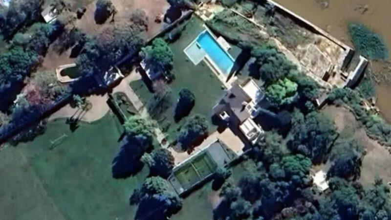 A mansão de Messi na Argentina se distribui por três terrenos adjacentes — Foto: Google Earth/Reprodução