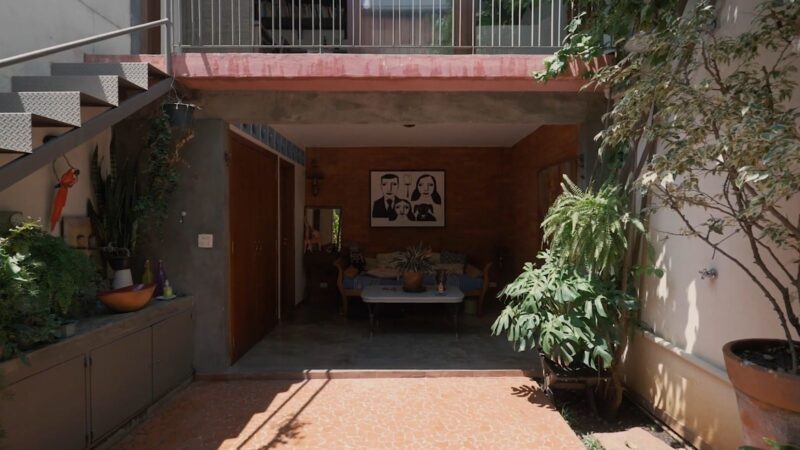 Ator vive em imóvel de três andares com 250 m² e padaria na garagem em bairro de alto padrão