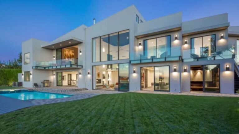 Aos 47 anos, cantor compra mansão de 792 m² que pertenceu a cantora com fortuna de R$ 5 bilhões