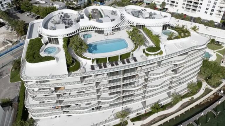 Com fortuna de R$ 1 bilhão, ex-jogador brasileiro compra cobertura à beira-mar de quase 8 milhões em Miami