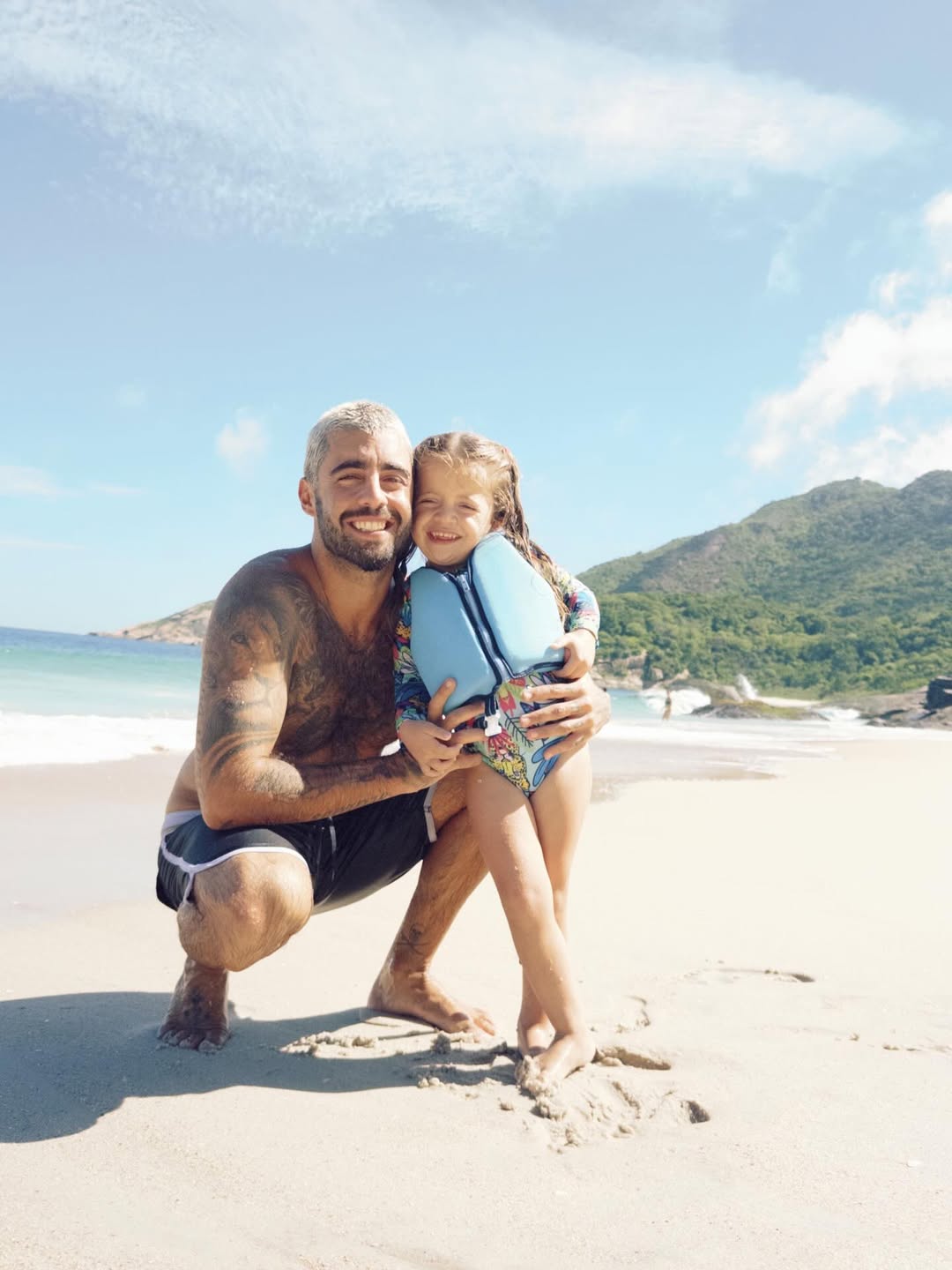 Pedro Scooby e a filha caçula, Aurora, em praia do Rio de Janeiro — Foto: Reprodução/Instagram