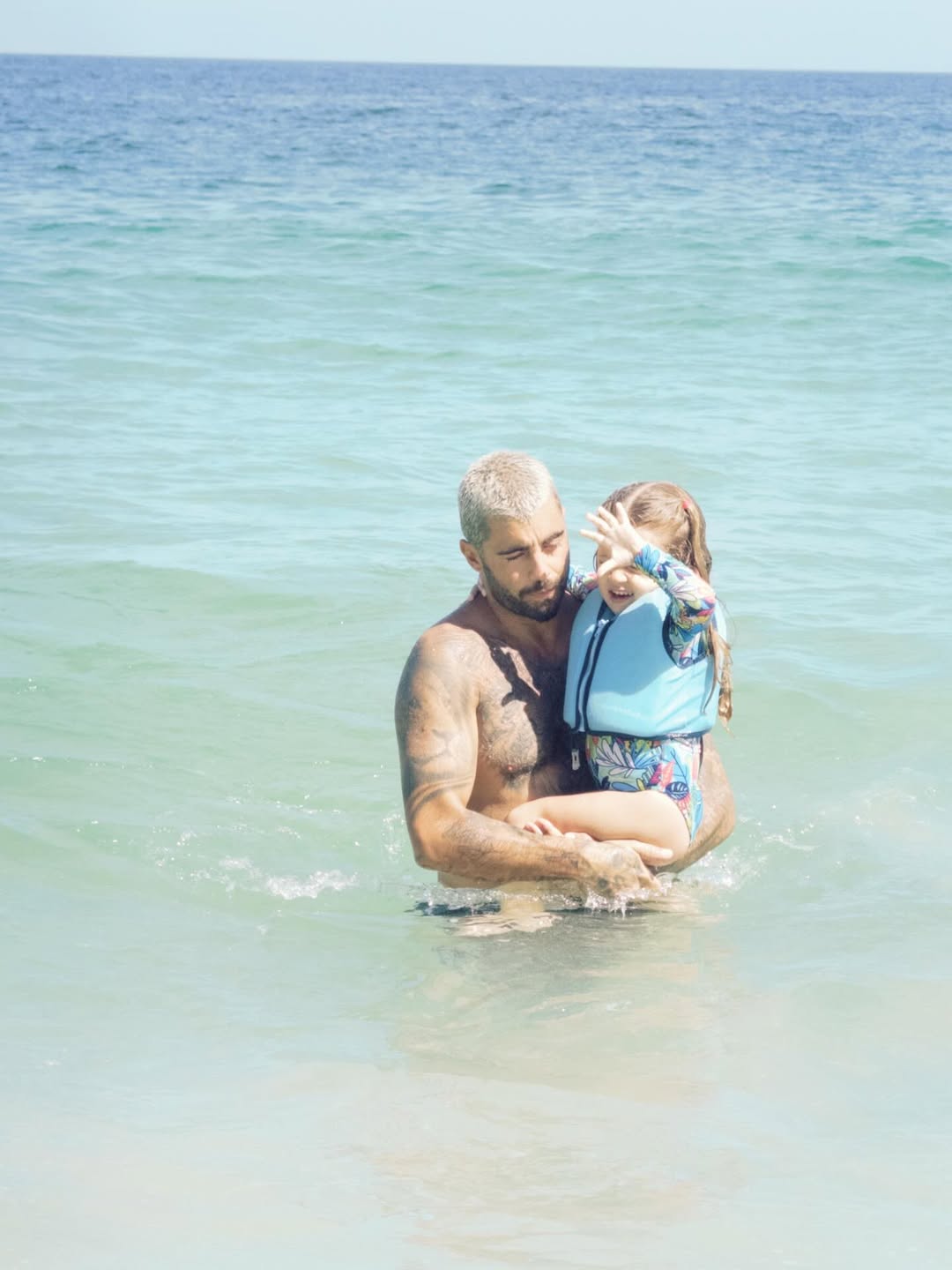 Pedro Scooby e a filha caçula, Aurora, em praia do Rio de Janeiro — Foto: Reprodução/Instagram