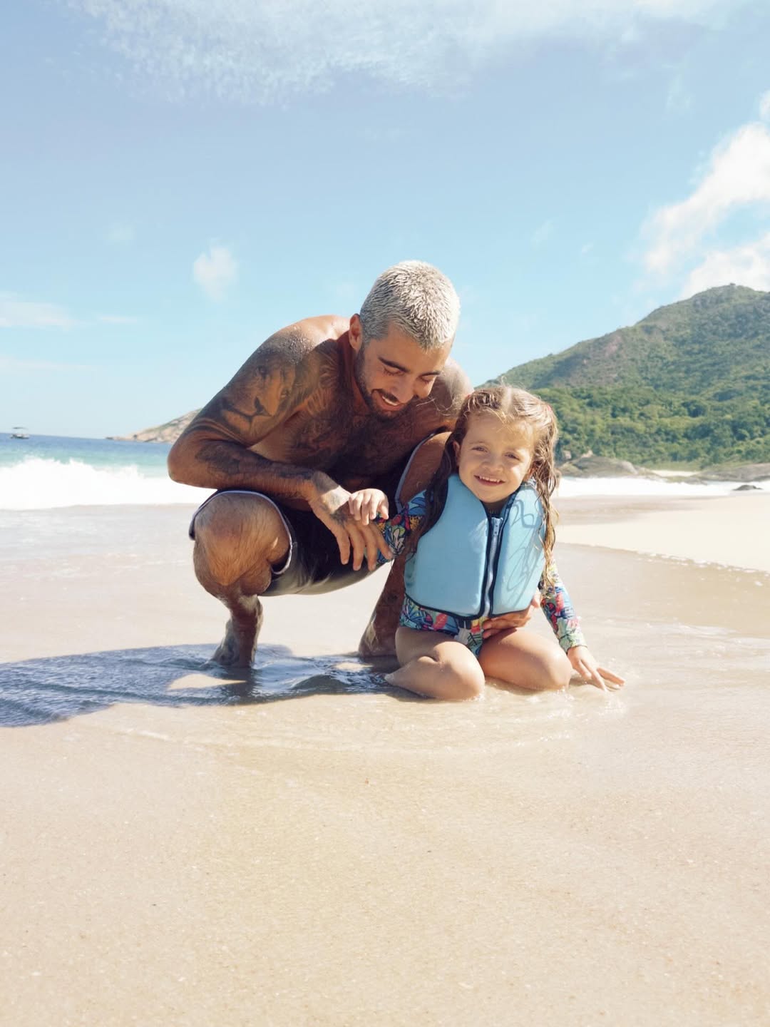 Pedro Scooby e a filha caçula, Aurora, em praia do Rio de Janeiro — Foto: Reprodução/Instagram