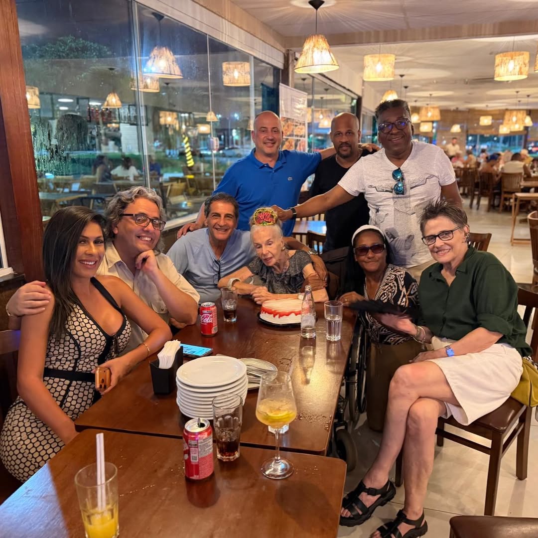 Íris Bruzzi comemora aniversário com amigos — Foto: Reprodução/Instagram