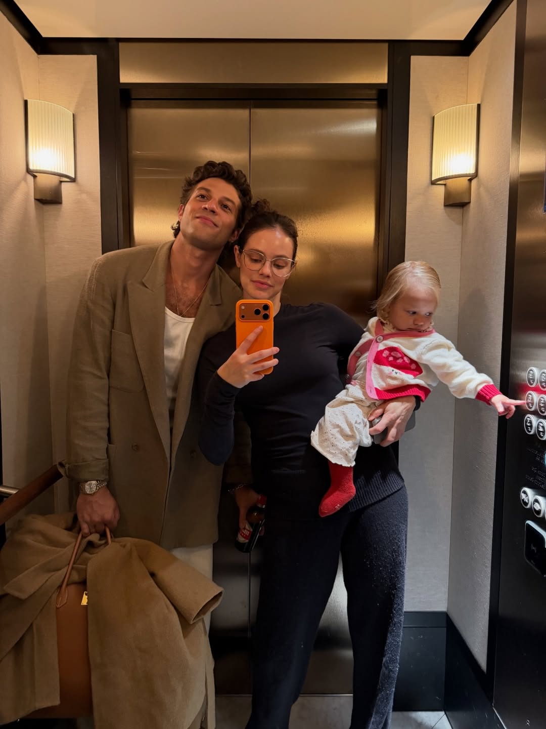 Chay Suede abre álbum de viagem com a esposa e a filha - Foto: @chay
