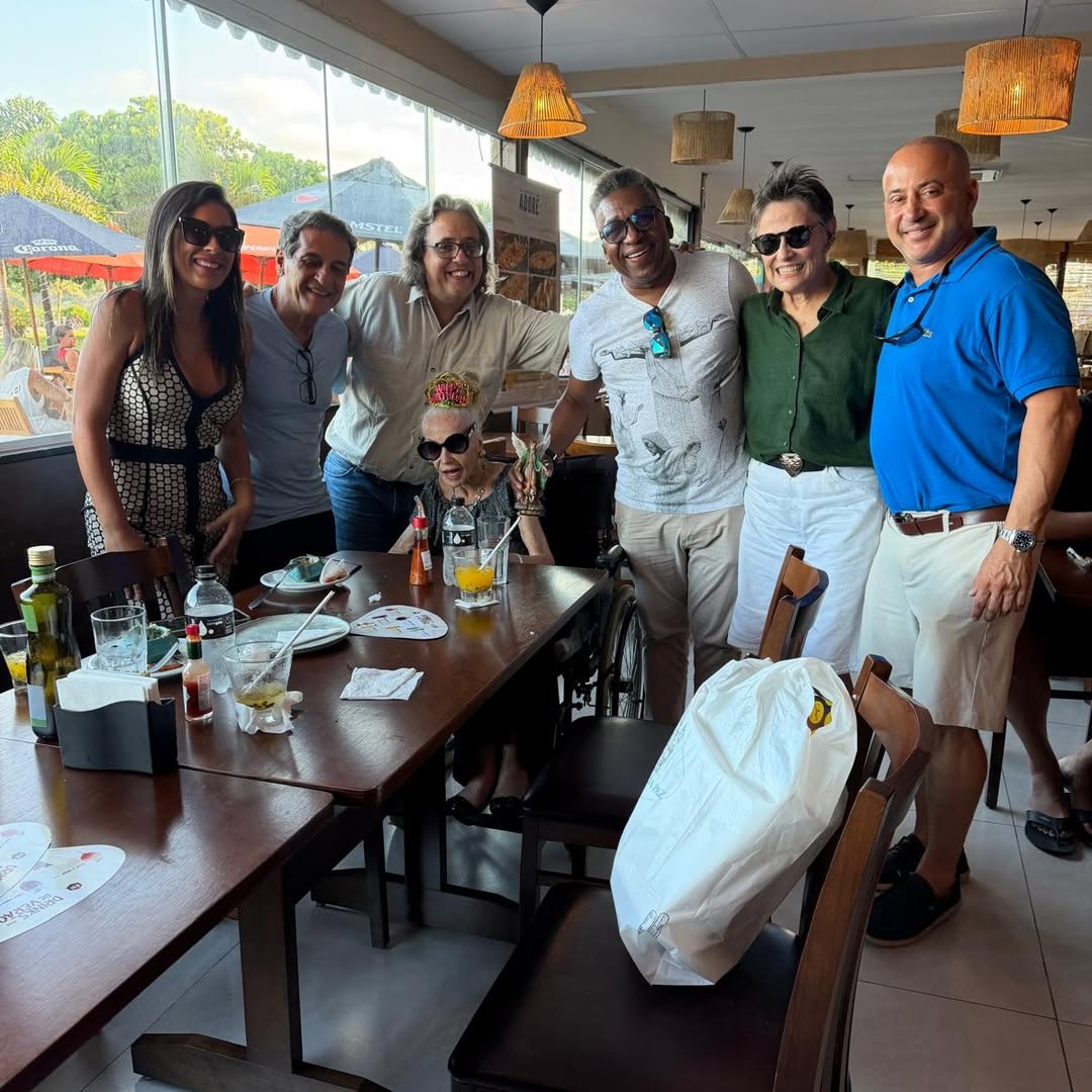 Íris Bruzzi comemora aniversário com amigos — Foto: Reprodução/Instagram