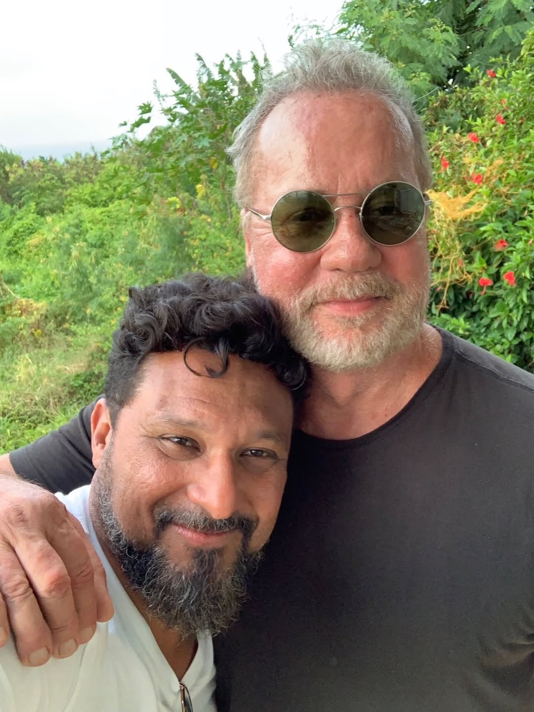 Marido mostra família com Luiz Fernando Guimarães — Foto: Reprodução/ Instagram