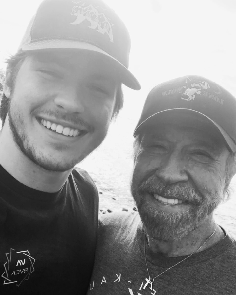 Chuck Norris com o filho Dakota Norris — Foto: Reprodução/Instagram